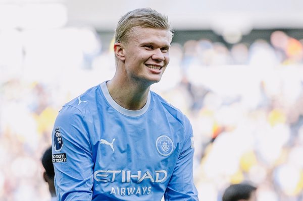 Haaland lập cú đúp, Man City thắng 7 trận liền ở Ngoại hạng Anh