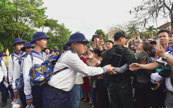 Hai anh em sinh đôi có phải nhập ngũ cùng một đợt?