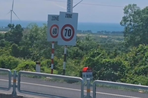 Hai biển báo tốc độ cùng xuất hiện một chỗ trên quốc lộ 1 qua Lâm Đồng