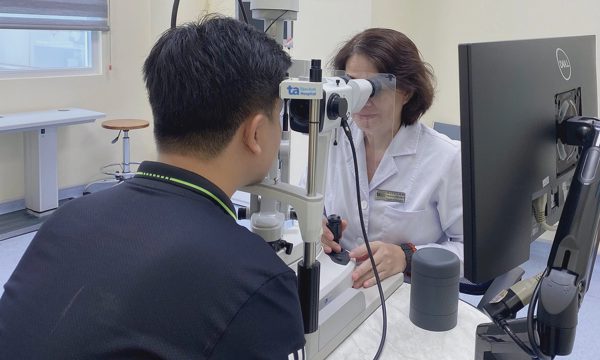 Hai bố con cùng mắc glôcôm