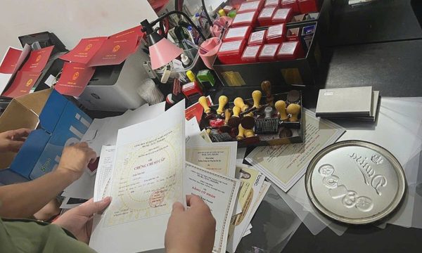 Hai cán bộ Đại học Ngoại thương liên quan đường dây làm văn bằng giả