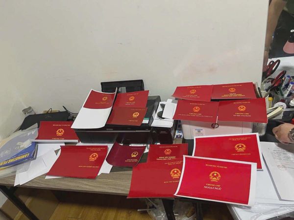 Hai cán bộ trường đại học liên quan đường dây làm văn bằng giả