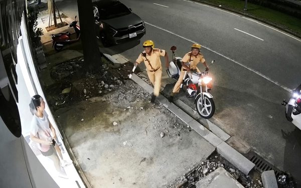 Hai cảnh sát giao thông cứu người đột quỵ khi đang làm nhiệm vụ trên phố