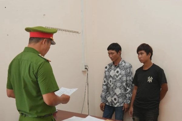 Hai cha con bị bắt quả tang khi đang cắt trộm dây điện