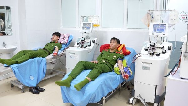 Hai chiến sĩ công an Thanh Hoá hiến máu cứu cụ bà 88 tuổi