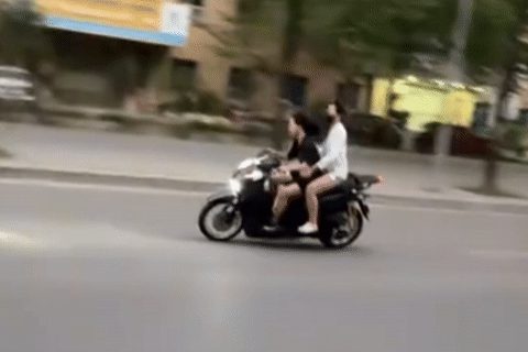 Hai cô gái đi SH lạng lách ở Hà Nội bị phạt hơn 36 triệu đồng