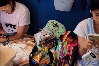 Hai cô gái mua thêm vé tàu để đồ ăn, gây tranh cãi ở Trung Quốc