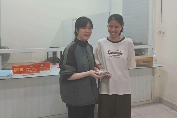Hai cô gái ở TPHCM mang 65 triệu đồng đến công an nhờ tìm người đánh rơi