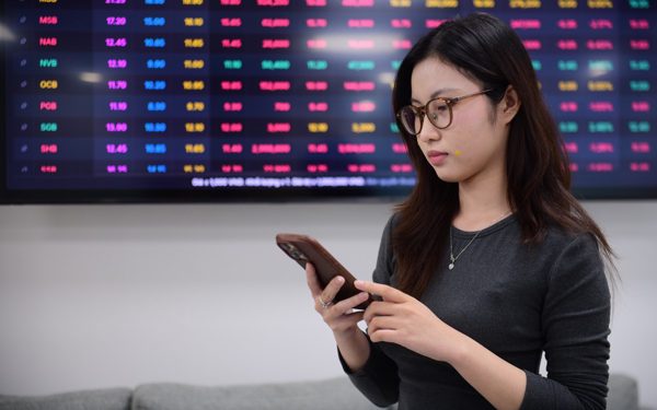 Hai cổ phiếu ngân hàng cùng tăng kịch trần, PNJ giảm 10 phiên liên tiếp