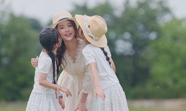 Hai con gái nhảy trong liveshow Quách Phú Thành