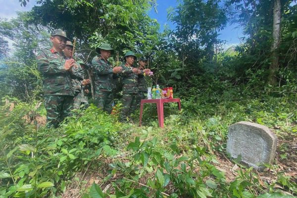 Hài cốt liệt sĩ nằm dưới mộ có bia ghi "bị máy bay địch bắn tại Hòn Me"