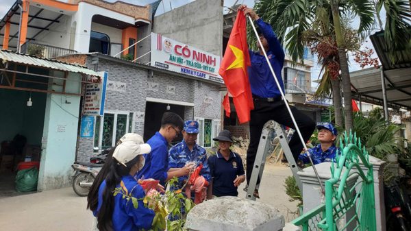 Hải đoàn 21 xây dựng “Đường cờ Tổ quốc” tặng người dân thôn Sâm Linh