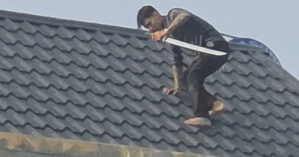 Hai đối tượng cầm kiếm cố thủ trên mái nhà đã bị bắt giữ