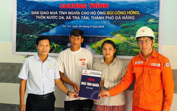Hai hộ nghèo ở Trà Tân nhận nhà mới trước mùa mưa