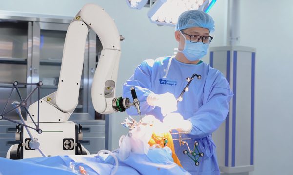 Hai khớp gối biến dạng sau 8 năm trì hoãn mổ