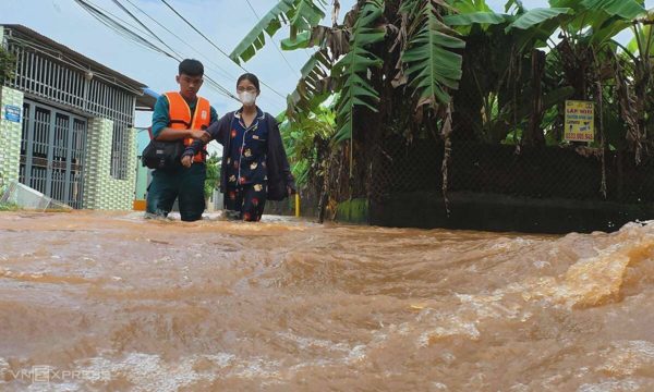 Hai khu dân cư ở Đồng Nai chìm trong nước cả ngày