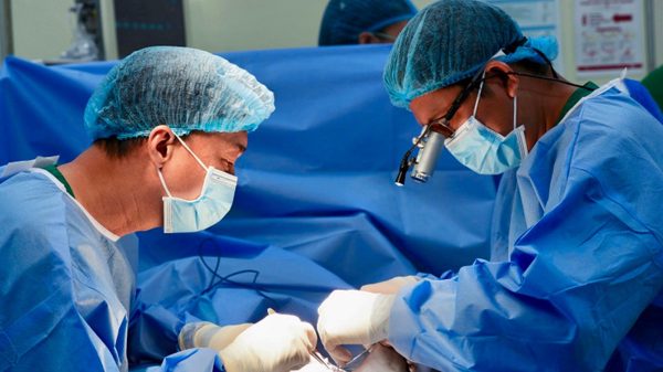 Hai lần phẫu thuật giữ bàn chân cho bé trai 4 tuổi sau tai nạn
