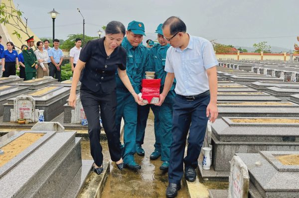 Hai liệt sĩ được tìm thấy trong ruộng lúa, trên đường vào nghĩa trang