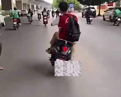 Hai nam sinh 15 tuổi lạng lách 'chóng mặt' trên đường ở Hà Nội, mẹ bị phạt 9 triệu đồng