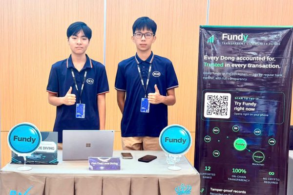 Hai nam sinh lớp 11 làm dự án minh bạch dòng tiền từ thiện ứng dụng công nghệ Blockchain