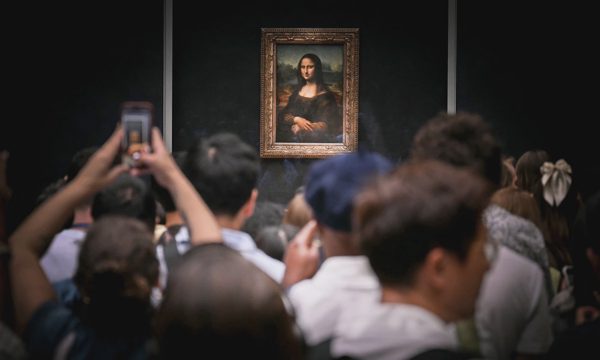 Hai người bị bắt vì dán tranh trong sảnh trưng bày bức Mona Lisa
