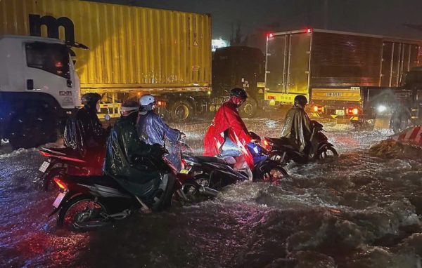 Hai người bị nước cuốn xuống suối giữa mưa lớn ở Đồng Nai