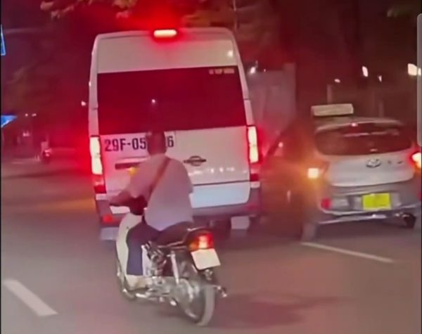 Hai ô tô đuổi nhau, lạng lách sau va chạm trên đường Hà Nội
