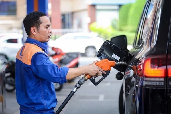 Hai 'ông lớn' xăng dầu tiếp tục giảm thêm giá bán lẻ