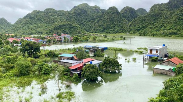Hải Phòng: Mưa lớn khiến nhiều khu dân cư ở đặc khu Cát Hải ngập sâu