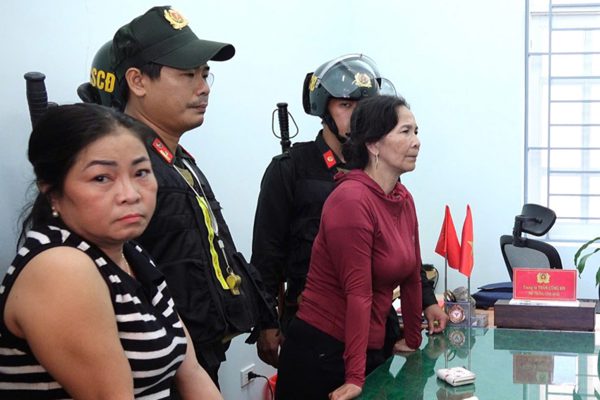 Hai phụ nữ bị cáo buộc kích động người dân cản trở khai thác cát