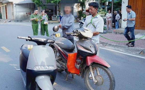 Hai phụ nữ đang đi trên đường bị hai người mặc áo dài áp sát, cướp dây chuyền