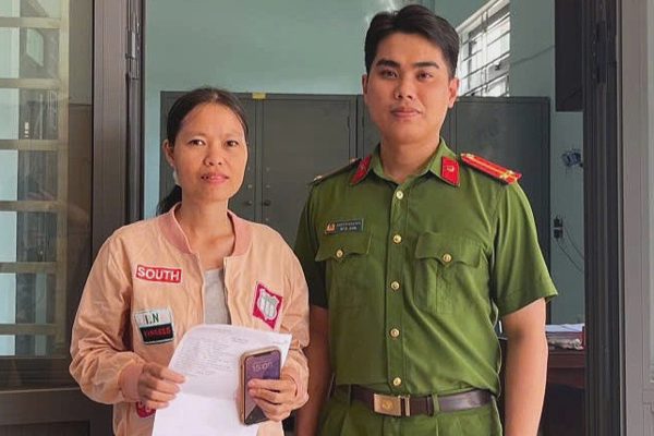 Hai phụ nữ trình báo công an khi nhận được 800 triệu đồng vào tài khoản