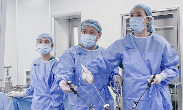 Hai quả thận của cô gái dính liền như hình móng ngựa