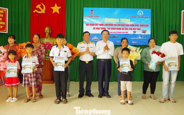 Hải quân nhận đỡ đầu con ngư dân mồ côi ở Vĩnh Long