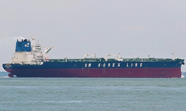 Hai siêu tàu chở dầu bị tấn công ở eo biển Hormuz
