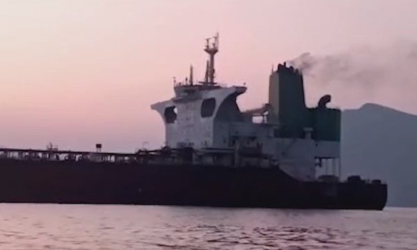 Hai siêu tàu dầu 'trúng thủy lôi, bị bỏ lại' ở Hormuz