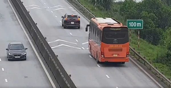 Hai tài xế đầu tiên bị phạt lỗi không giữ khoảng cách trên cao tốc