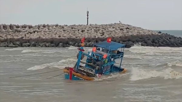Hai tàu cá chìm tại cửa biển cảng La Gi, Lâm Đồng