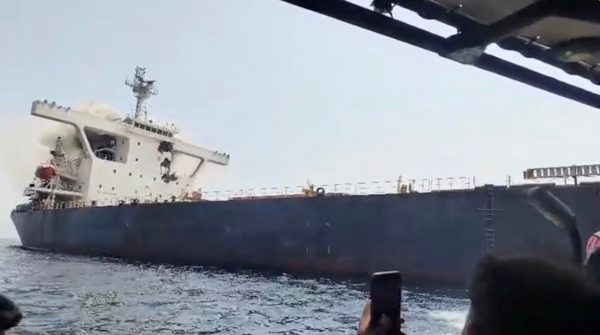 Hai tàu chìm liên tiếp, eo biển Hormuz lại nóng rực