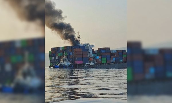 Hai tàu hàng liên tiếp bị đánh chìm tại Hormuz