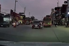 Hai thanh niên đi xe máy lạng lách va chạm với ô tô và cái kết gây tranh cãi