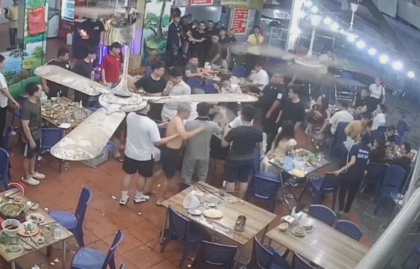 Hai thanh niên trêu ghẹo phụ nữ trong quán ăn đêm