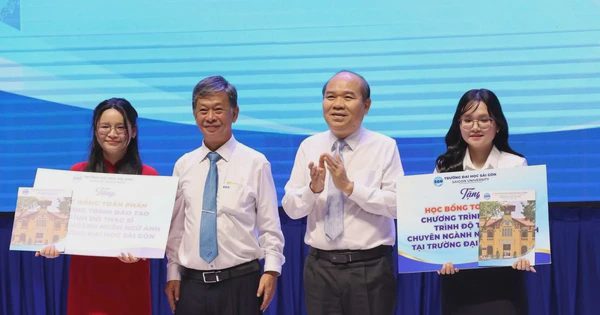 Hai thủ khoa tốt nghiệp điểm tuyệt đối nhận hợp đồng lao động trong lễ khai giảng