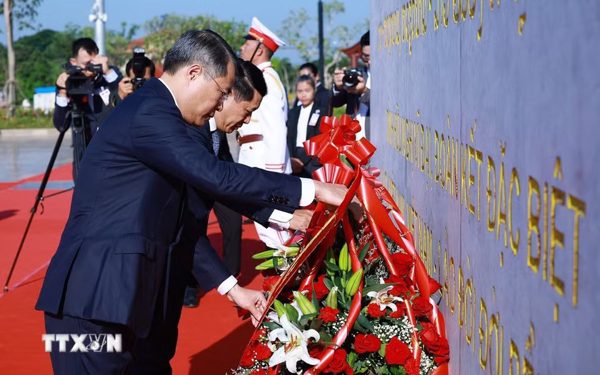 Hai Thủ tướng Việt Nam, Lào dâng hoa tưởng niệm các vị lãnh tụ hai nước