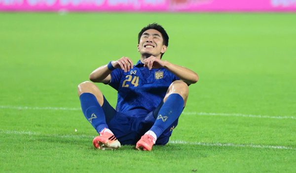 Hai tội đồ của tuyển Thái Lan hứng trọn 'gạch đá' từ CĐV nhà