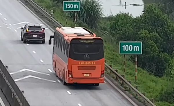 Hai trường hợp đầu tiên bị xử phạt không giữ khoảng cách an toàn trên cao tốc