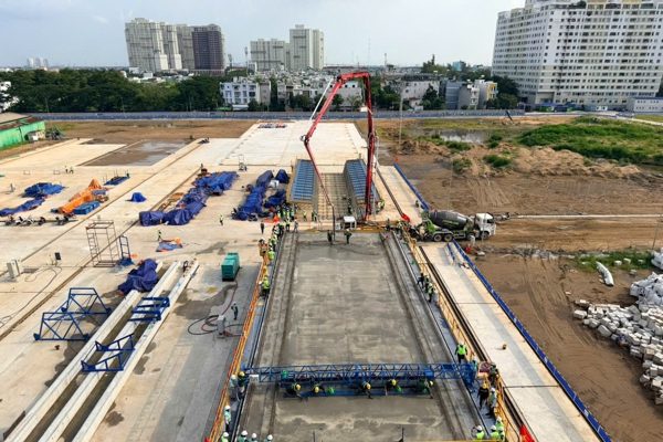 Hai tuyến đường sắt tốc độ cao đồng loạt đúc những phiến dầm đầu tiên