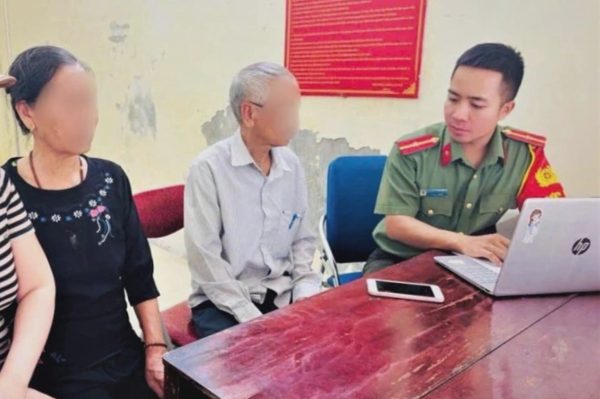 Hai vợ chồng đi bán 5 chỉ vàng, chủ tiệm không mua, báo công an