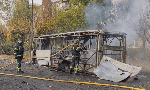 Hai xe buýt ở Donetsk hứng bom lượn, ít nhất 30 người chết
