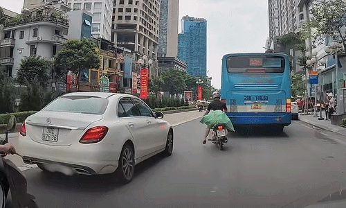 Hai xe máy khiến ôtô rước họa